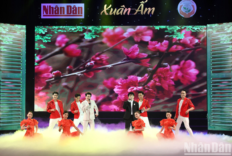 Durante los últimos años, con la cooperación de toda la comunidad, organizaciones y benefactores, el Fondo concedió miles de becas y docenas de casas a muchas personas en situación difícil. Durante los últimos años, con la cooperación de toda la comunidad, organizaciones y benefactores, el Fondo concedió miles de becas y docenas de casas a muchas personas en situación difícil.