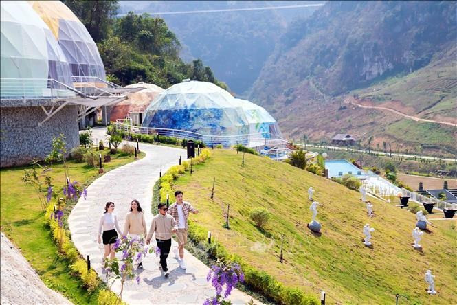 Los puestos de alquiler de ropa en la meseta de Moc Chau sirven a los turistas.