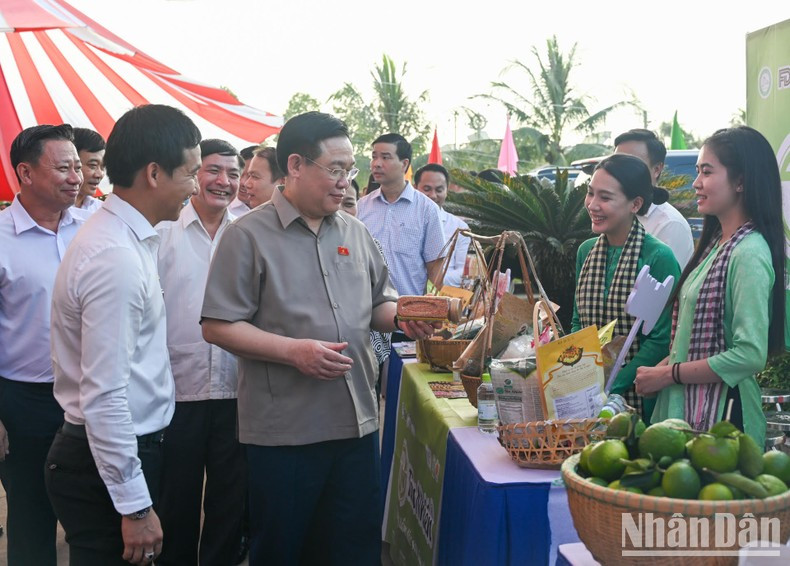 Dinh Hue y los delegados visitan la exposición de productos agrícolas típicos de Tay Ninh. Dinh Hue y los delegados visitan la exposición de productos agrícolas típicos de Tay Ninh.