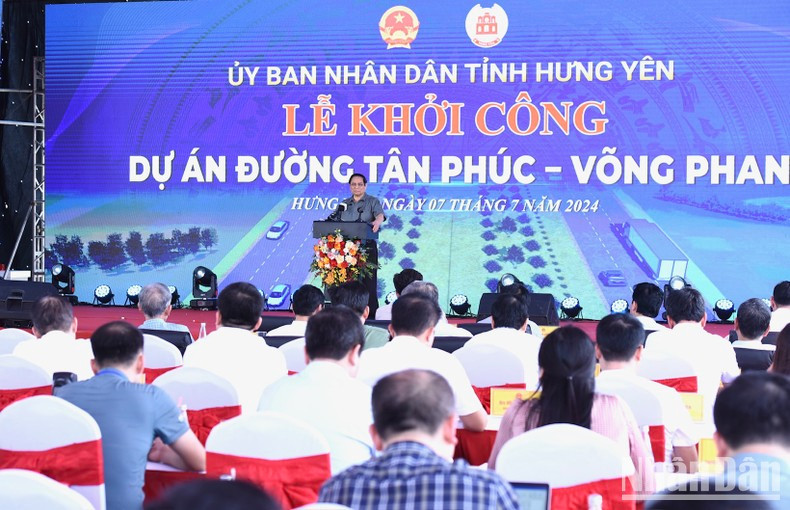 En la ceremonia de inauguración, Minh Chinh solicita a la provincia de Hung Yen continuar enfocándose en completar el desbroce del terreno y reasentamiento. En la ceremonia de inauguración, Minh Chinh solicita a la provincia de Hung Yen continuar enfocándose en completar el desbroce del terreno y reasentamiento.