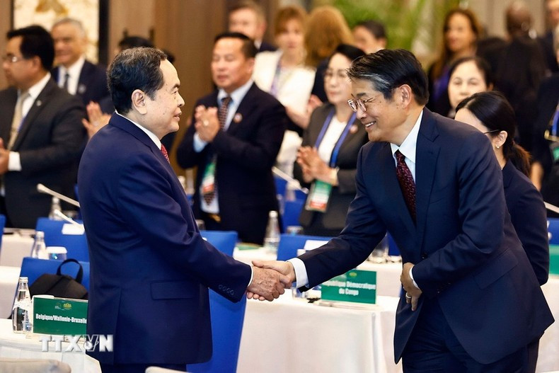 El presidente de la Asamblea Nacional de Vietnam, Tran Thanh Man, y los delegados en el acto. (Foto: VNA) El presidente de la Asamblea Nacional de Vietnam, Tran Thanh Man, y los delegados en el acto. (Foto: VNA)