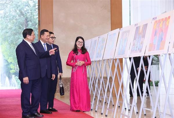 El primer ministro de Vietnam, Pham Minh Chinh, y su homólogo camboyano, Hun Manet, visitan un espacio fotográfico. (Foto: VNA)