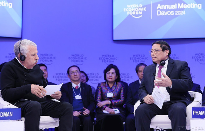 El primer ministro Pham Minh Chinh, como principal orador del Diálogo de Políticas “Vietnam: Orientación de visión global”, pronunció un discurso al participar en la Reunión FEM en Davos, Suiza, el 16 de enero de 2024. (Foto: VNA) El primer ministro Pham Minh Chinh, como principal orador del Diálogo de Políticas “Vietnam: Orientación de visión global”, pronunció un discurso al participar en la Reunión FEM en Davos, Suiza, el 16 de enero de 2024. (Foto: VNA)