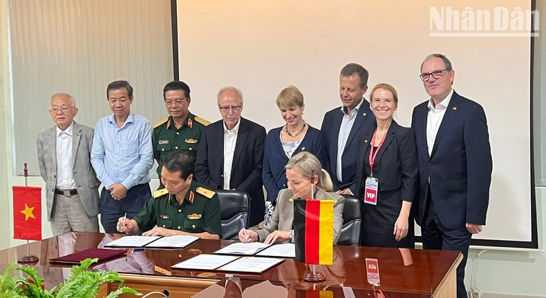 En la ceremonia de firma (Foto: Tri Van) En la ceremonia de firma (Foto: Tri Van)