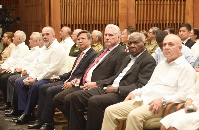 A la celebración asistieron dirigentes cubanos y el embajador de Vietnam en La Habana, Le Quang Long (Foto: VNA) A la celebración asistieron dirigentes cubanos y el embajador de Vietnam en La Habana, Le Quang Long (Foto: VNA)