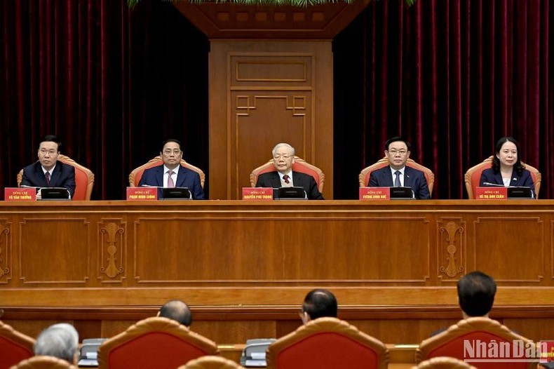 Los dirigentes presiden el acto. Los dirigentes presiden el acto.