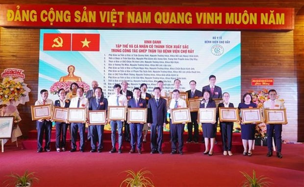 Se honran a las personas con grandes contribuciones al trabajo de trasplante de riñón en el Hospital Cho Ray en Ciudad Ho Chi Minh (Foto: VNA)