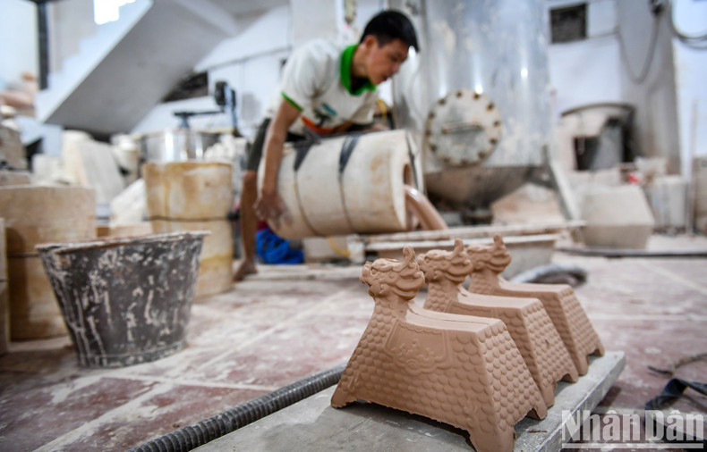 La arcilla del molde tarda entre seis y siete horas en secarse y formar un producto rugoso. En este momento, aún está bastante blanda y hay que secarla durante varias horas.