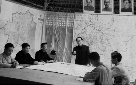 El Estado Mayor del Ejército Popular de Vietnam estudia planes de combate. (Foto: archivos VNA) El Estado Mayor del Ejército Popular de Vietnam estudia planes de combate. (Foto: archivos VNA)