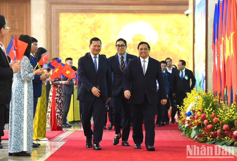 Minh Chinh y Hun Manet asisten a la ceremonia de firma.