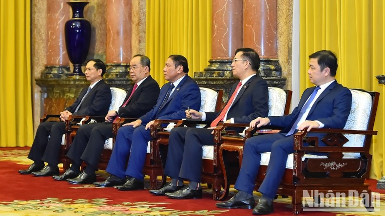 El ministro de Relaciones Exteriores, Bui Thanh Son; el titular de la Oficina presidencial, Le Khanh Hai; el ministro de Cultura, Deportes y Turismo, Nguyen Van Hung, y los miembros de la delegación vietnamita en el encuentro. El ministro de Relaciones Exteriores, Bui Thanh Son; el titular de la Oficina presidencial, Le Khanh Hai; el ministro de Cultura, Deportes y Turismo, Nguyen Van Hung, y los miembros de la delegación vietnamita en el encuentro.