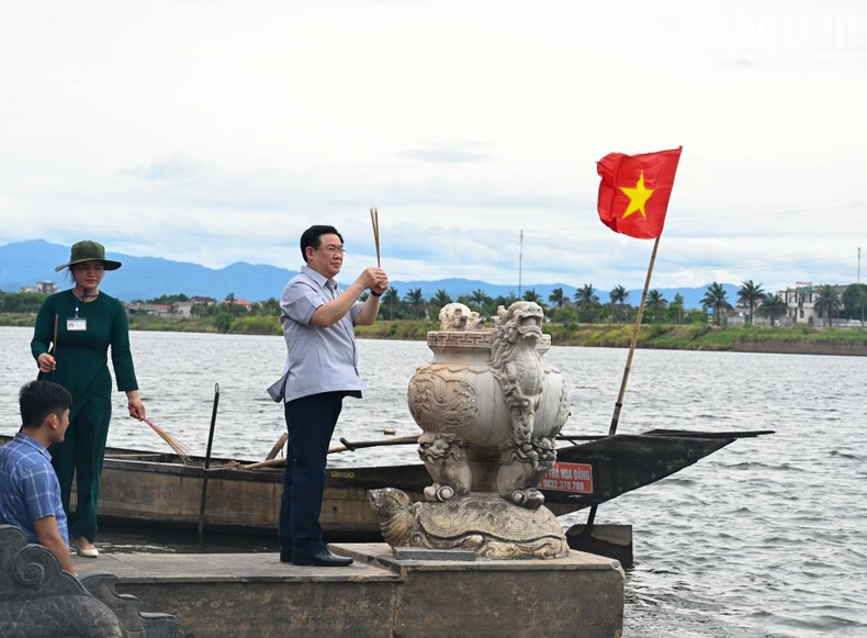 El titular del Parlamento vietnamita realiza una ceremonia de flotar farolillos y guirnaldas de flores en el río Thach Han en memoria de los héroes nacionales.