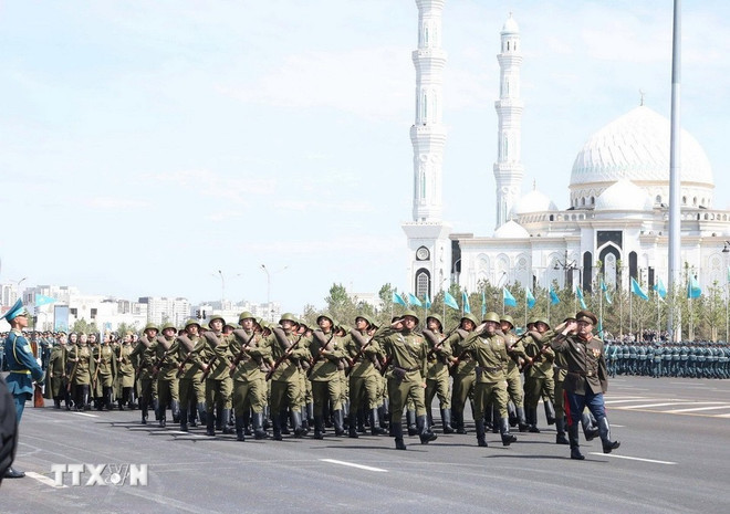 Las fuerzas armadas de Kazajstán desfilan en la ceremonia. (Foto: VNA)