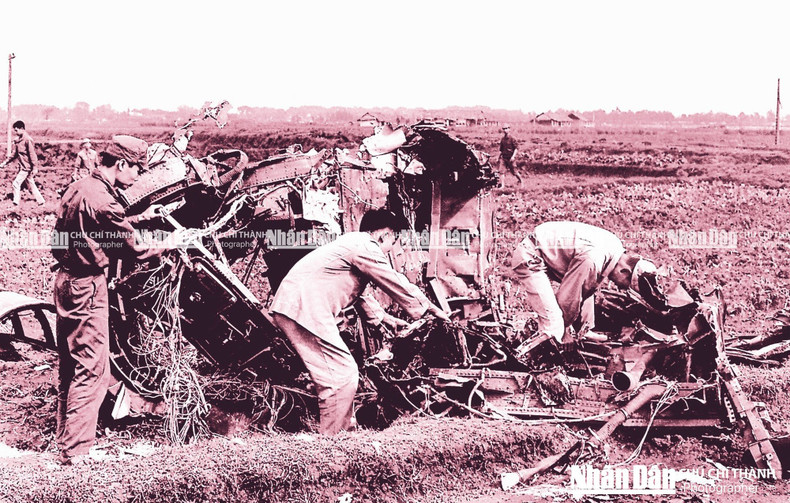 Los restos de un avión B-52 derribado en la comuna de Dinh Cong, distrito de Thanh Tri, Hanói, la noche del 26 de diciembre de 1972.