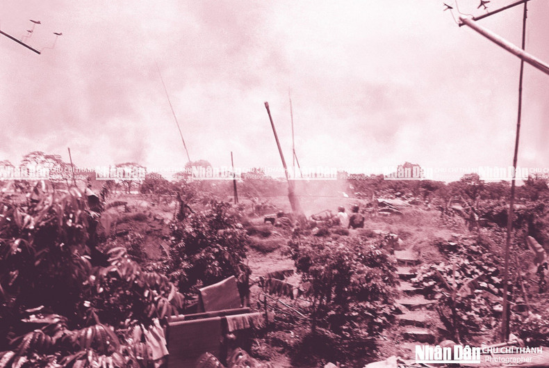 Una unidad de artillería antiaérea en el lago Truc Bach contraataca a los aviones estadounidenses.