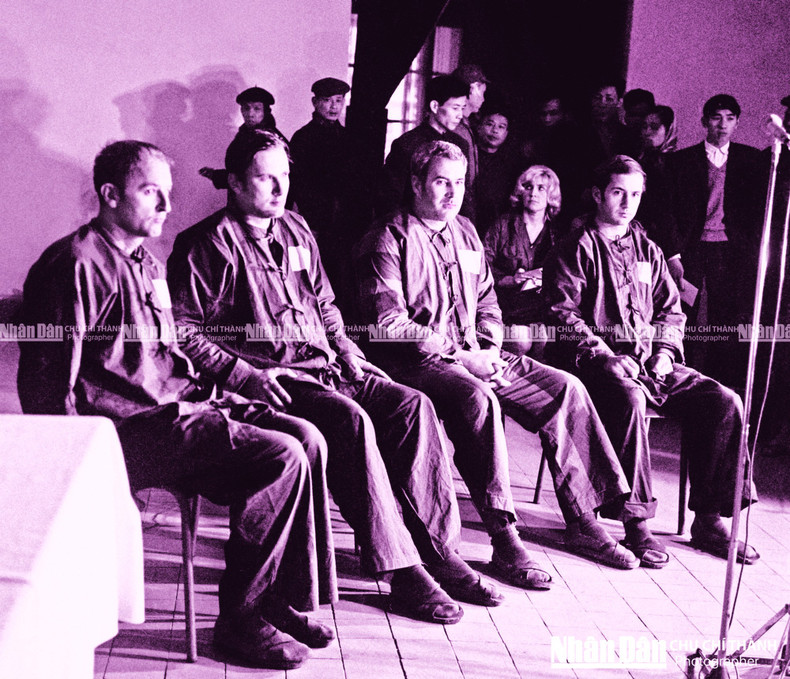 Pilotos estadounidenses son presentados a periodistas nacionales y extranjeros en una rueda de prensa en las noches del 28 y 30 de diciembre de 1972.