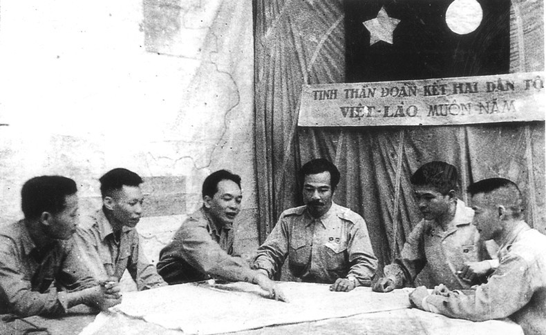 Los delegados de Vietnam y Laos debaten sobre el plan para comenzar la campaña en 1953 (de izquierda a derecha, los camaradas Tran Dang Ninh, Nguyen Khang, Vo Nguyen Giap, el príncipe Souphanouvong de Laos y Hoang Van Thai) (Foto de archivo) Los delegados de Vietnam y Laos debaten sobre el plan para comenzar la campaña en 1953 (de izquierda a derecha, los camaradas Tran Dang Ninh, Nguyen Khang, Vo Nguyen Giap, el príncipe Souphanouvong de Laos y Hoang Van Thai) (Foto de archivo)