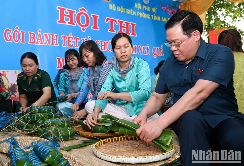 Dinh Hue participa en la elaboración del “banh tet” (pasteles de arroz glutinoso en forma cilíndrica) en el mercado tradicional del Tet, en una actividad celebrada en el Alto Mando de la guardia fronteriza de An Giang.