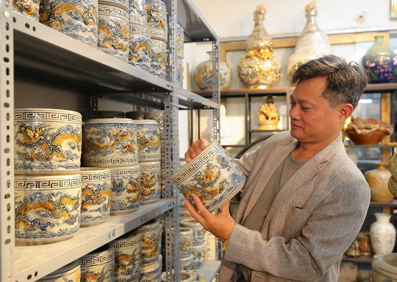 Los clientes optan por comprar cuencos de incienso de dragón y fénix cubiertos con esmalte dorado brillante. Los clientes optan por comprar cuencos de incienso de dragón y fénix cubiertos con esmalte dorado brillante.