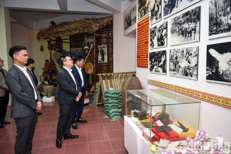 Quoc Minh y los delegados visitan la exposición.