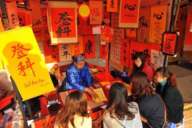 Desde tiempos inmemoriales, los vietnamitas poseen la tradición de adorar y pedir letras caligráficas. En el periodo feudal, era dominante el culto a las palabras del rey, escritas en las ordenanzas. Luego, se popularizaron también las letras elaboradas por maestros de caligrafía. Desde tiempos inmemoriales, los vietnamitas poseen la tradición de adorar y pedir letras caligráficas. En el periodo feudal, era dominante el culto a las palabras del rey, escritas en las ordenanzas. Luego, se popularizaron también las letras elaboradas por maestros de caligrafía.