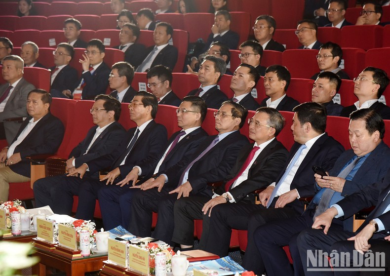 El jefe de Gobierno vietnamita y los delegados asistentes a la conferencia.