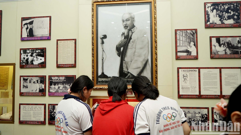 Este es un lugar significativo para los estudiantes y turistas que visitan Ciudad Ho Chi Minh. Este es un lugar significativo para los estudiantes y turistas que visitan Ciudad Ho Chi Minh.