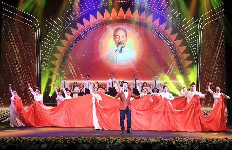 Las actuaciones artísticas alababan al Partido y el país. Las actuaciones artísticas alababan al Partido y el país.