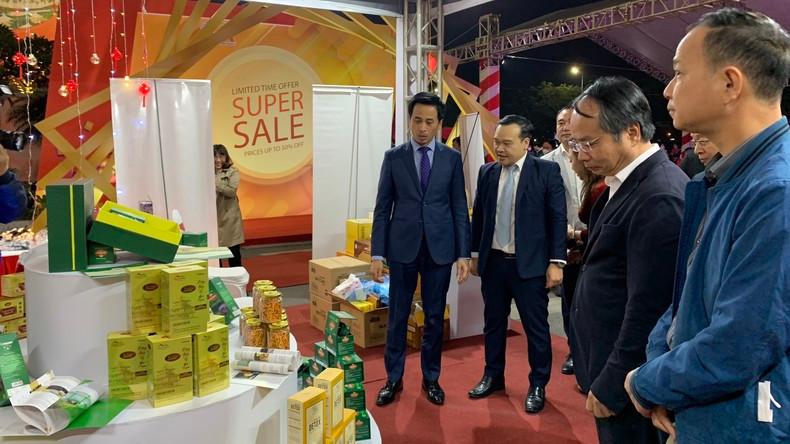 Los delegados visitan los pabellones.