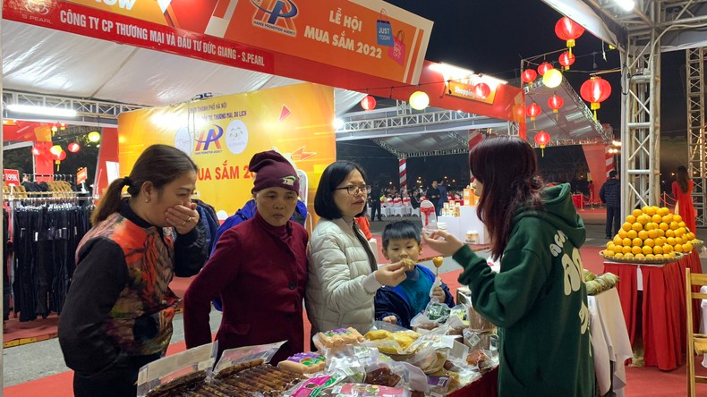 Las especialidades regionales y los productos OCOP atraen a los consumidores.