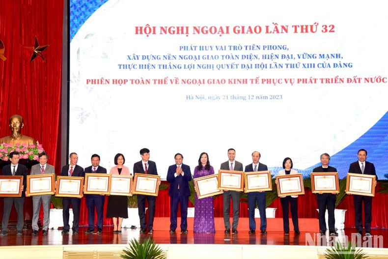 Minh Chinh entrega Certificados de Mérito a individuos y colectivos con logros sobresalientes. Minh Chinh entrega Certificados de Mérito a individuos y colectivos con logros sobresalientes.