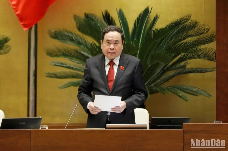 El vicepresidente permanente de la AN, Tran Thanh Man, modera la sesión. El vicepresidente permanente de la AN, Tran Thanh Man, modera la sesión.