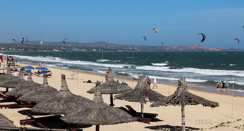 La playa de Mui Ne siempre atrae a una gran cantidad de turistas para relajarse y practicar deportes acuáticos. La playa de Mui Ne siempre atrae a una gran cantidad de turistas para relajarse y practicar deportes acuáticos.