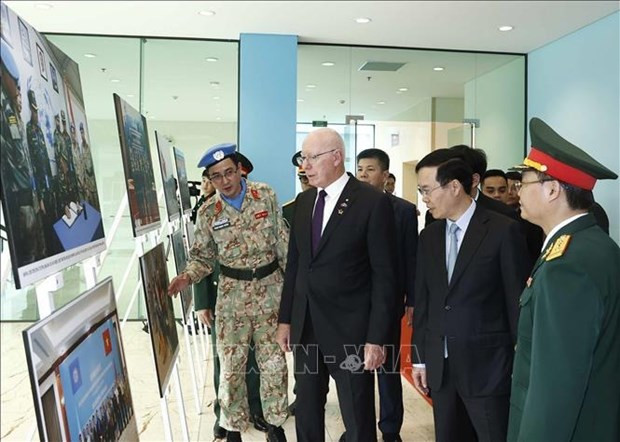 El presidente vietnamita, Vo Van Thuong, y el gobernador general de Australia, David Hurley, en una exposición de fotos sobre las actividades de las fuerzas vietnamitas en las operaciones de mantenimiento de la paz de la ONU (Foto:VNA) El presidente vietnamita, Vo Van Thuong, y el gobernador general de Australia, David Hurley, en una exposición de fotos sobre las actividades de las fuerzas vietnamitas en las operaciones de mantenimiento de la paz de la ONU (Foto:VNA)