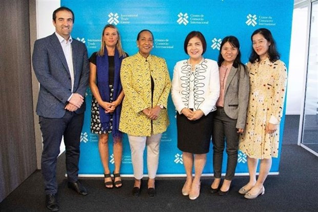 La embajadora Le Thi Tuyet Mai (tercera, a la derecha) durante una reunión de trabajo con la directora ejecutiva del ITC, Pamela Coke-Hamilton (tercera, a la izquierda) (Fuente:VNA) en la sede de ITC (Foto:VNA) La embajadora Le Thi Tuyet Mai (tercera, a la derecha) durante una reunión de trabajo con la directora ejecutiva del ITC, Pamela Coke-Hamilton (tercera, a la izquierda) (Fuente:VNA) en la sede de ITC (Foto:VNA)