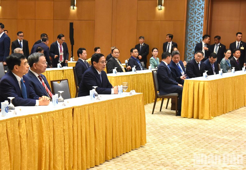 Los delegados vietnamitas y camboyanos en la cita.