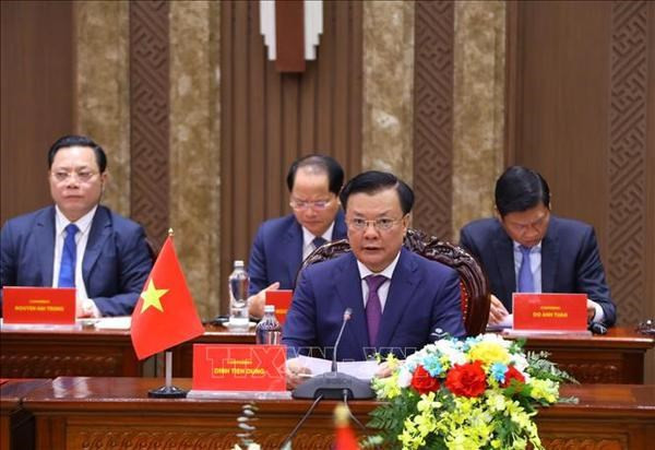 El miembro del Buró Político y secretario del Comité del Partido Comunista de Vietnam en Hanoi, Dinh Tien Dung, en la reunión. (Foto: VNA) El miembro del Buró Político y secretario del Comité del Partido Comunista de Vietnam en Hanoi, Dinh Tien Dung, en la reunión. (Foto: VNA)