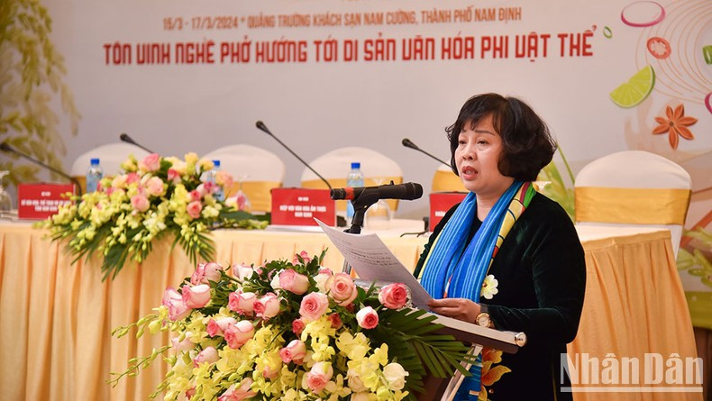 Le Thi Thiet, presidenta de la Asociación de Cultura Culinaria de Nam Dinh, interviene en el evento.