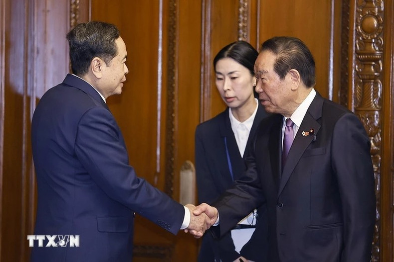 El presidente de la Cámara de Representantes de Japón, Nukaga Fukushiro, recibe al titular de la Asamblea Nacional vietnamita, Tran Thanh Man. El presidente de la Cámara de Representantes de Japón, Nukaga Fukushiro, recibe al titular de la Asamblea Nacional vietnamita, Tran Thanh Man.