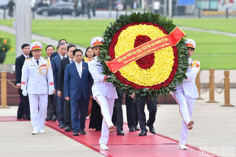 La corona que se ofrecerá al altar lleva la frase: "Infinita gratitud al gran Presidente Ho Chi Minh". La corona que se ofrecerá al altar lleva la frase: "Infinita gratitud al gran Presidente Ho Chi Minh".