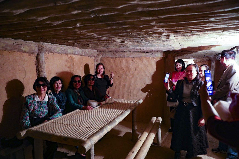 Turistas visitan y toman fotografías de recuerdo en el sótano de trabajo del General Vo Nguyen Giap en las reliquias del cuartel general del Comando de Campaña de Dien Bien Phu. (Foto: VNA)