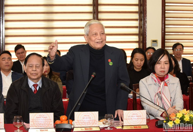 El periodista Ha Dang comparte sus sentimientos en la conferencia. El periodista Ha Dang comparte sus sentimientos en la conferencia.