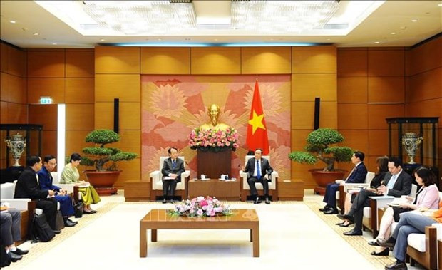 El vicepresidente permanente de la Asamblea Nacional de Vietnam, Tran Thanh Man, recibió hoy al secretario general del Senado de Camboya, Oum Sarith, (Foto: VNA) El vicepresidente permanente de la Asamblea Nacional de Vietnam, Tran Thanh Man, recibió hoy al secretario general del Senado de Camboya, Oum Sarith, (Foto: VNA)