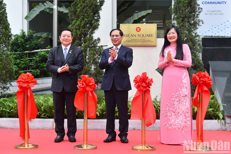 El secretario general de la Asean, Kao Kim Hourn, y el ministro de Relaciones Exteriores de Vietnam, Bui Thanh Son, cortan el listón para inaugurar la Plaza Asean en el campus de la Academia de Diplomacia de Vietnam. (Foto: Nhan Dan)