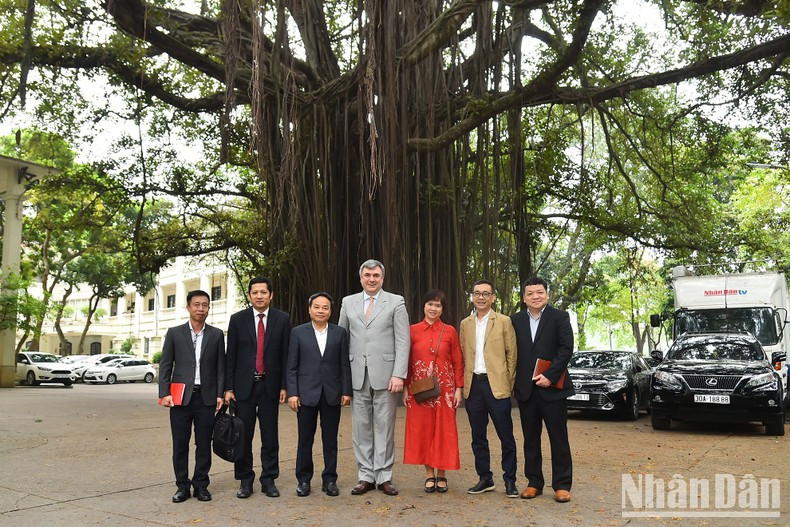 Delegados toman una foto de acuerdo en la sede de Nhan Dan Delegados toman una foto de acuerdo en la sede de Nhan Dan