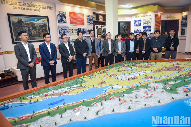 La delegación visita la maqueta de la batalla de Thanh Huong - My Xuyen en la casa tradicional.
