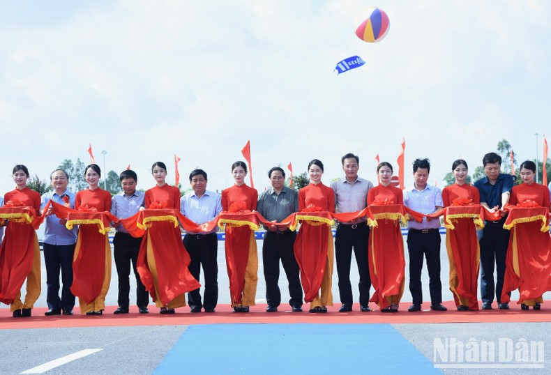 Minh Chinh y los delegados cortan la cinta de apertura de la carretera que conecta la autopista Hanói-Hai Phong con el tramo Cau Gie-Ninh Binh a través de la provincia de Hung Yen (segunda fase). Minh Chinh y los delegados cortan la cinta de apertura de la carretera que conecta la autopista Hanói-Hai Phong con el tramo Cau Gie-Ninh Binh a través de la provincia de Hung Yen (segunda fase).