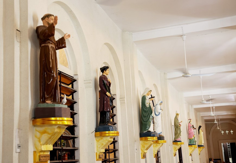 En el interior de la iglesia se decora con muchas estatuas de santos de todos los tamaños
