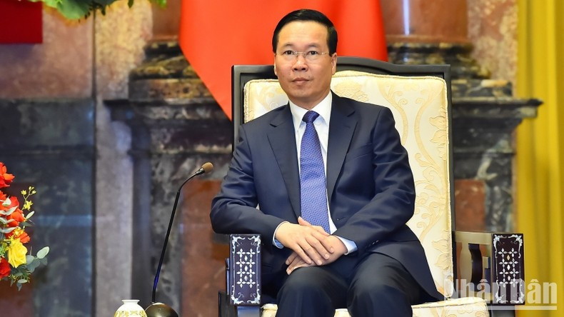 Van Thuong habla en la reunión. Van Thuong habla en la reunión.