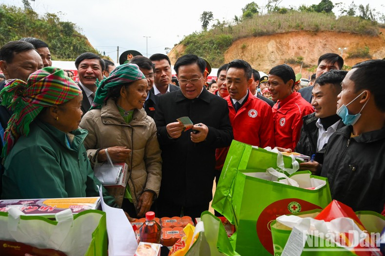 Dinh Hue visita los puestos del mercado del Tet de Zero dong para personas en circunstancias difíciles en la localidad. Dinh Hue visita los puestos del mercado del Tet de Zero dong para personas en circunstancias difíciles en la localidad.